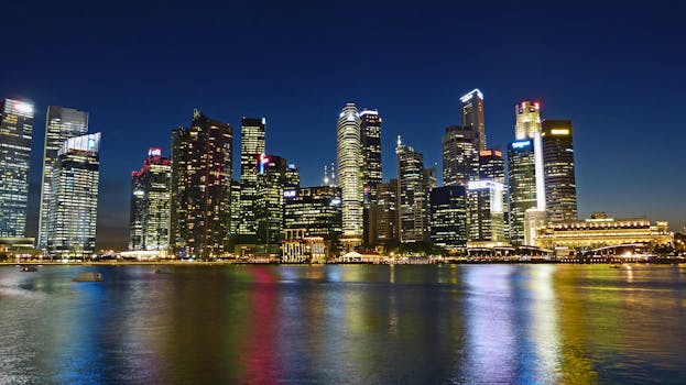 新加坡充满活力的夜色映照着水面，明亮的天际线凸显了城市之美