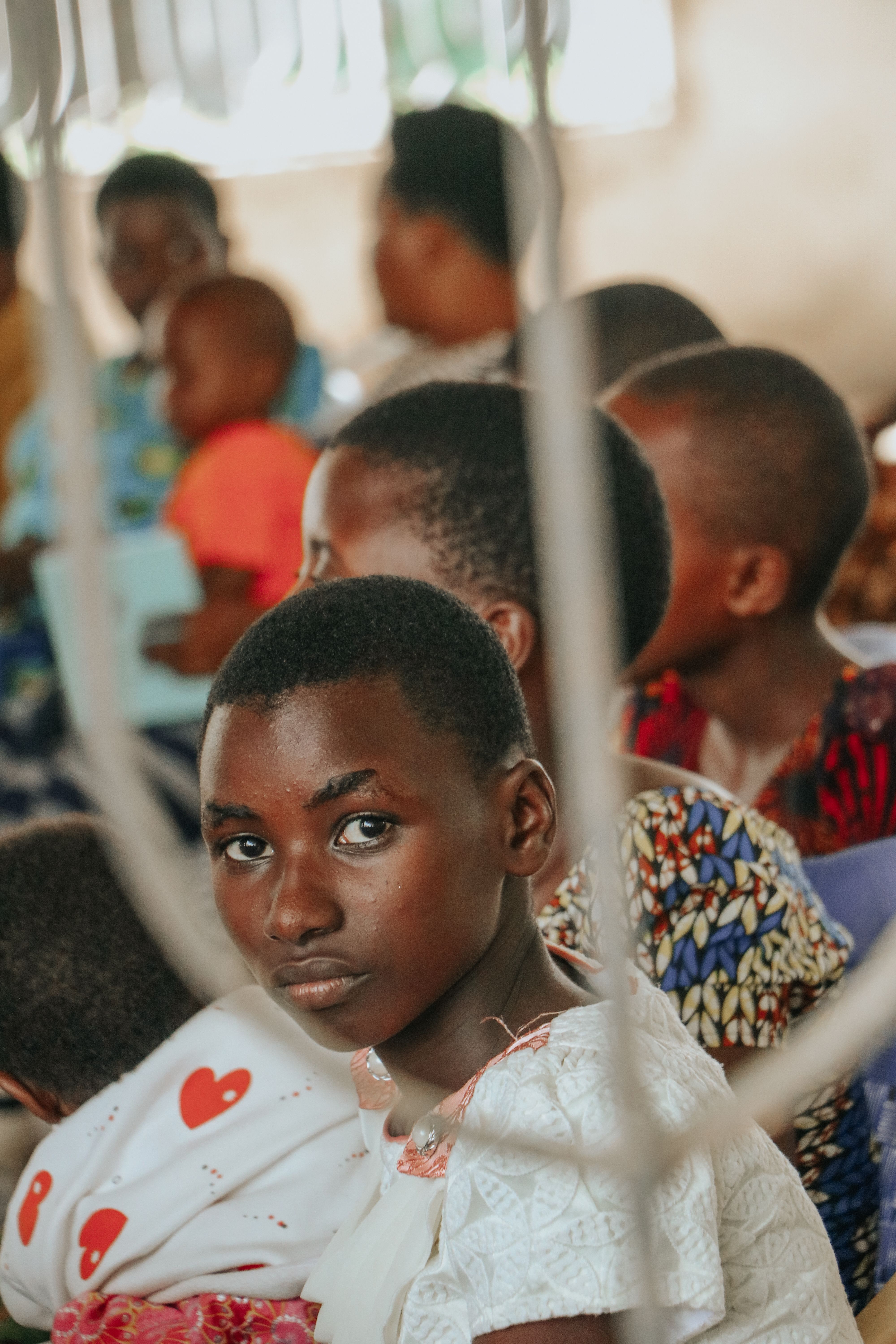 Des enfants attentifs, assis dans une salle de classe en Tanzanie