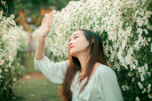 서 있는, 아시아 여성, 최대 손의 무료 스톡 사진