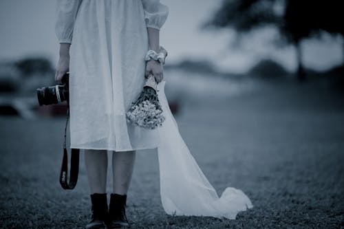 Immagine gratuita di bianco e nero, bouquet, donna