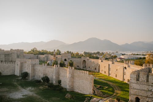 绿草地上的白色混凝土建筑