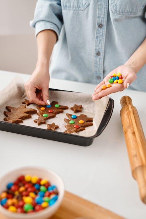 Personne Décorant Un Biscuit En Forme De Sapin De Noël