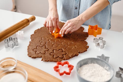 Orang Yang Menggunakan Pemotong Cookie