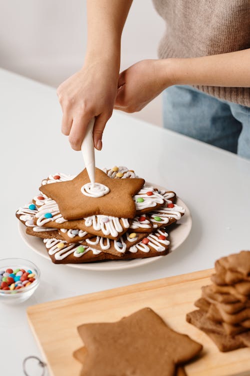 Seseorang Menempatkan Krim Kocok Di Atas Cookies