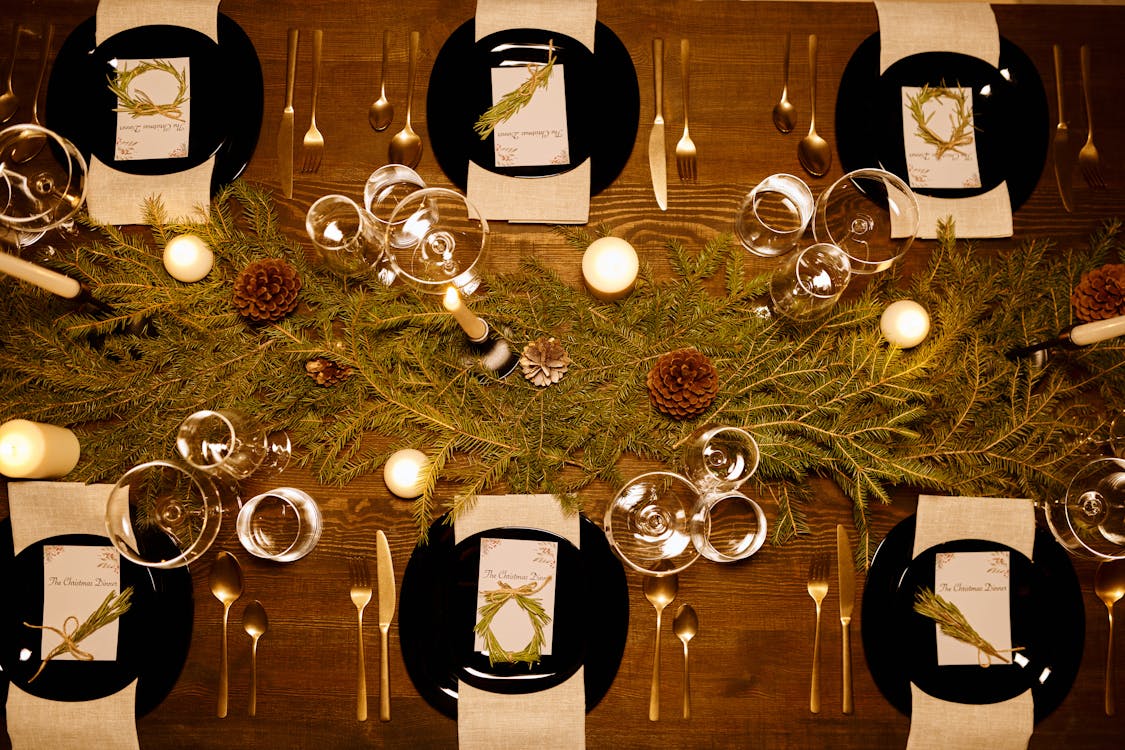 Free 聖誕節的優雅餐桌佈置的頂視圖 Stock Photo