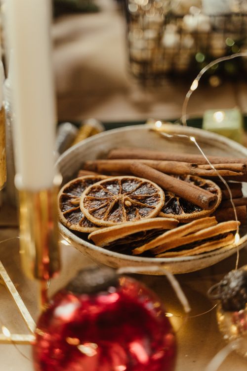Free A cozy arrangement of dried oranges and cinnamon sticks, perfect for festive decor. Stock Photo