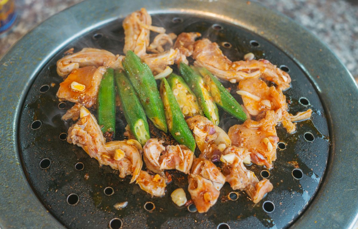 Frango com quiabo servido quente para um almoço brasileiro