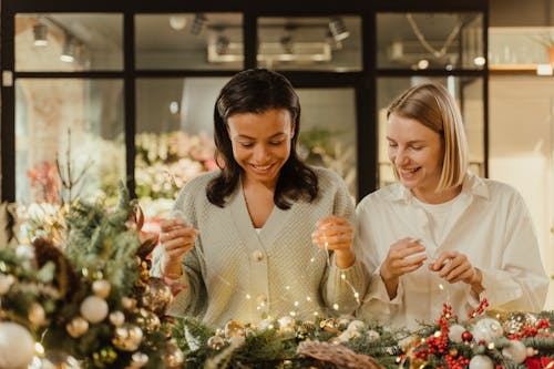 Photos gratuites de boules de noël, décoration, femme afro-américaine