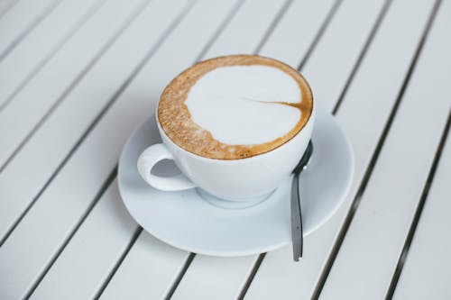 cappuccino, Fincan, fincan tabağı içeren Ücretsiz stok fotoğraf