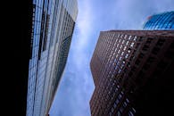 在戏剧性的天空下，现代摩天大楼呈现出引人注目的视角