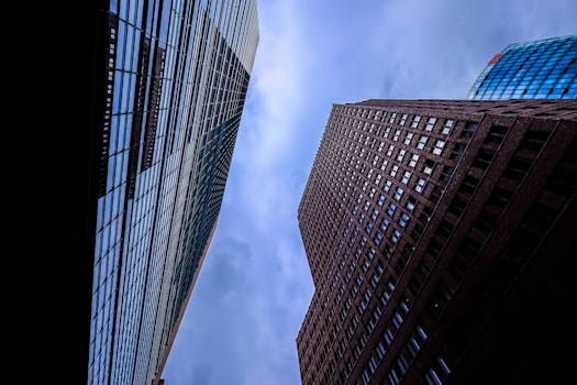 在戏剧性的天空下，现代摩天大楼呈现出引人注目的视角