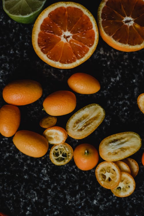 黑色大理石桌上切成薄片的橙色水果