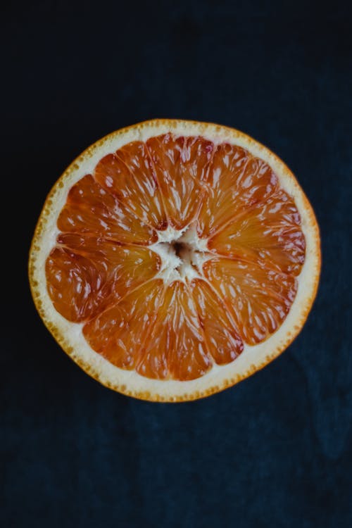 gratis Gesneden Oranje Fruit Op Zwarte Achtergrond Stockfoto