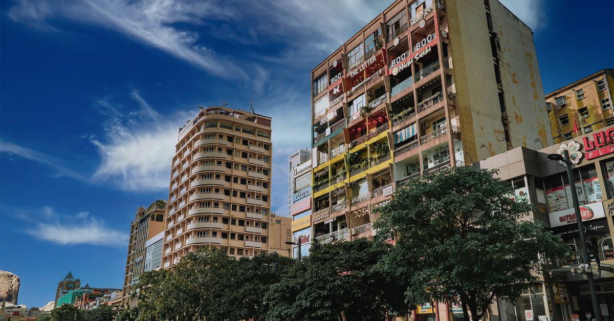 Viajero usando una eSIM con vistas al puerto de Luanda en Angola