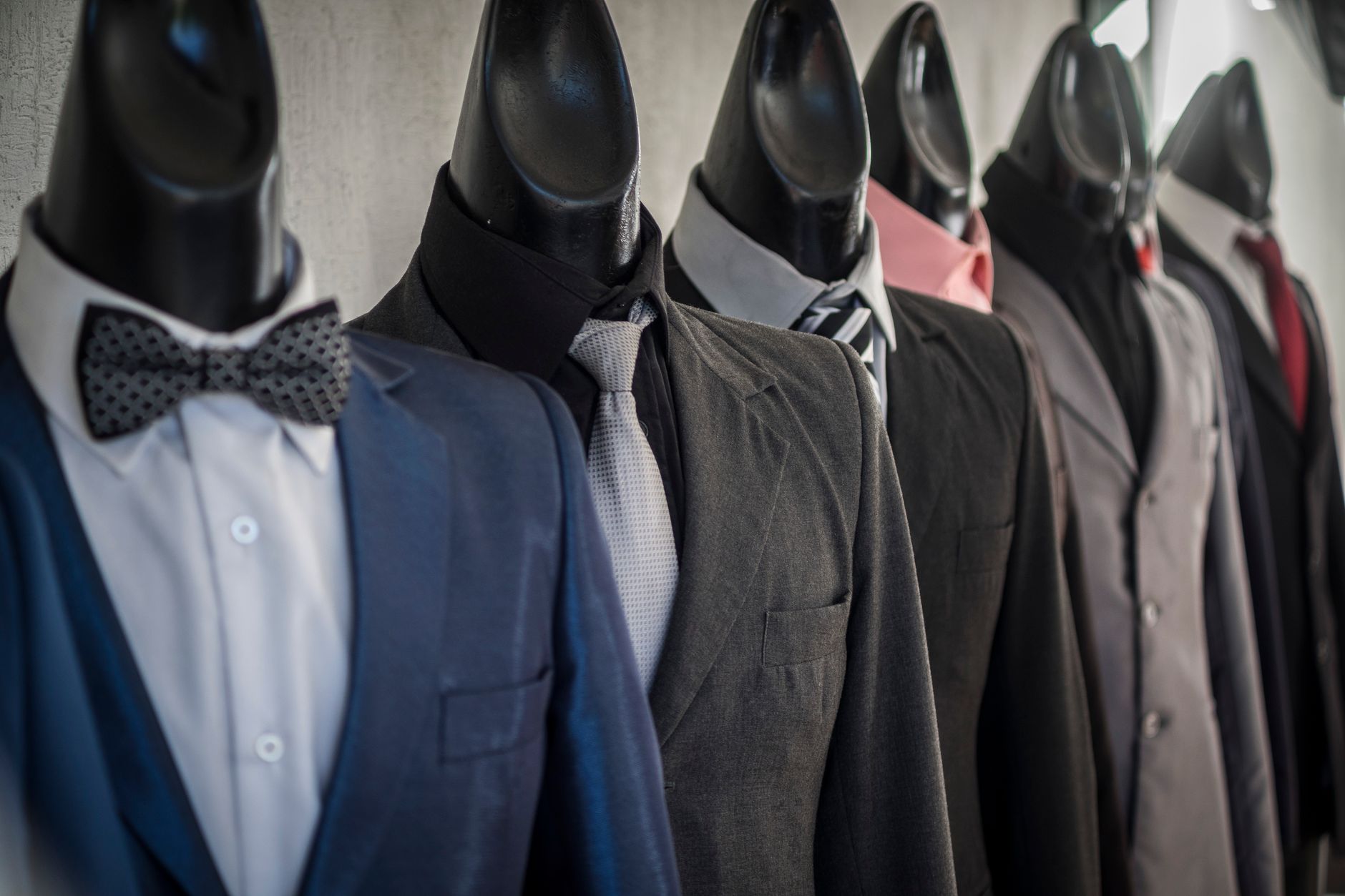 How to Choose a Suit 2026: Buy vs Rent, Fit, and Construction