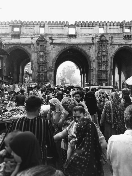 Free Crowded market scene at Teen Darwaza showcasing local culture in monochrome. Stock Photo