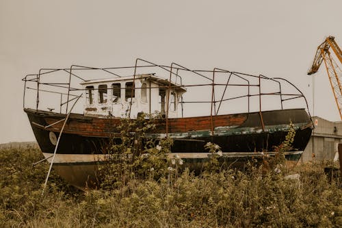 Kostenloses Stock Foto zu boot, feld, kaputt