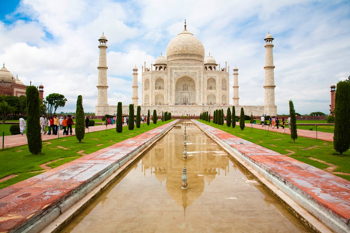 <img source='pic.gif' alt=‘Taj Mahal India India Itinerary 2 weeks.’ />