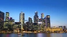 黄昏时分，雄伟的新加坡天际线展现出充满活力的摩天大楼与海滨倒影