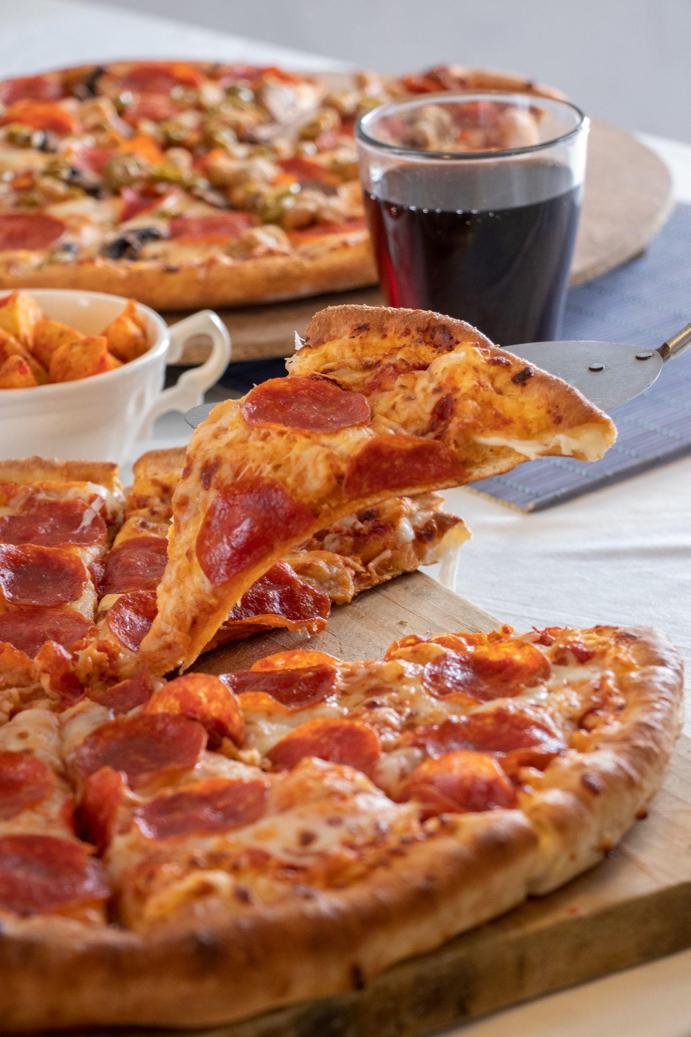 Pizza artesanal recién horneada