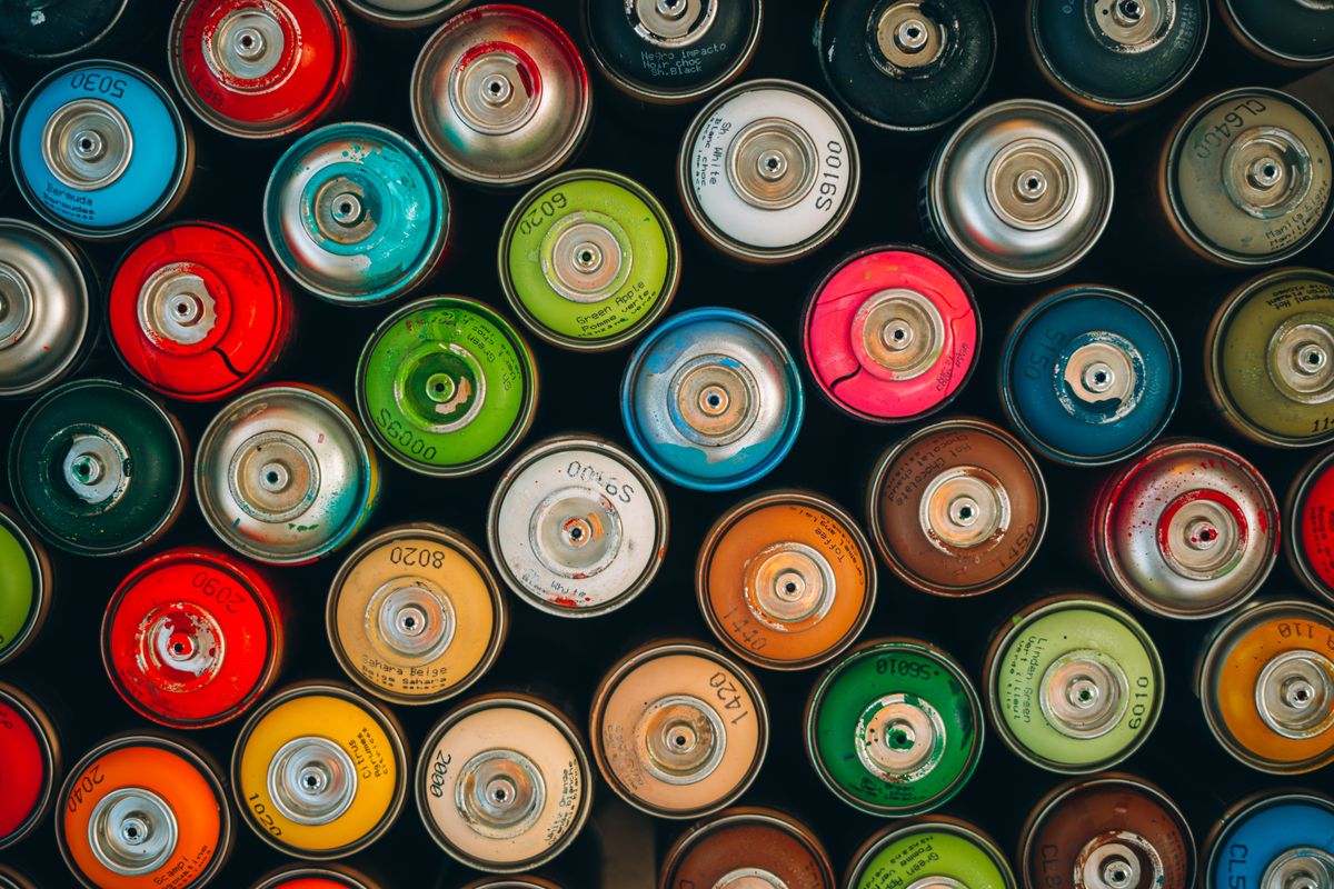 Estanterías organizadas con latas de barniz y pintura