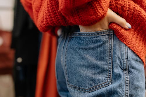 Orang Dengan Jeans Denim Biru Dan Sweater Rajut Merah