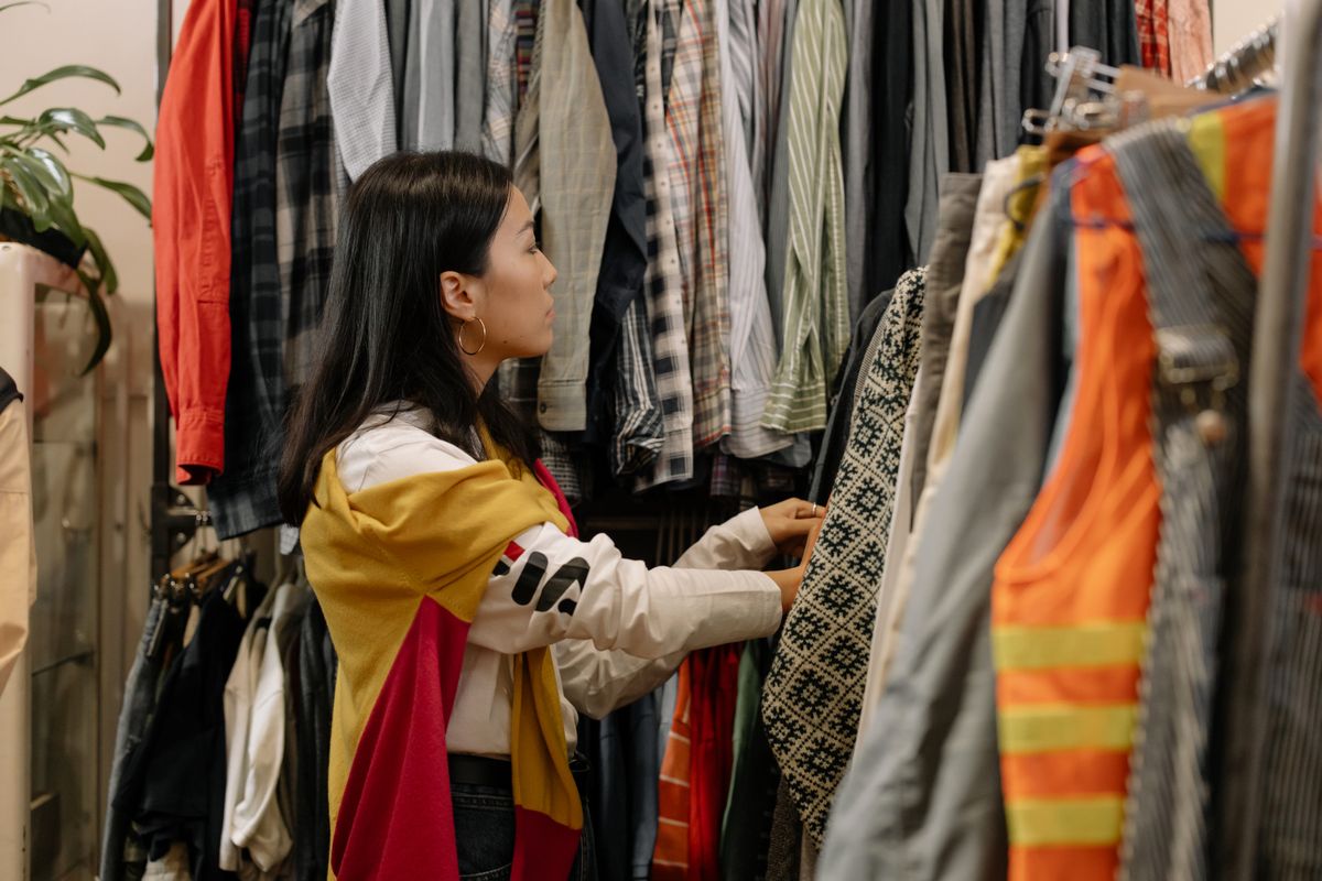 Mua streetwear secondhand có đáng không?