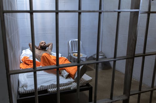 Gratis Pria Berkemeja Putih Berbaring Di Tempat Tidur Foto Stok