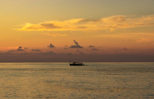 Foto profissional grátis de água, barco, mar