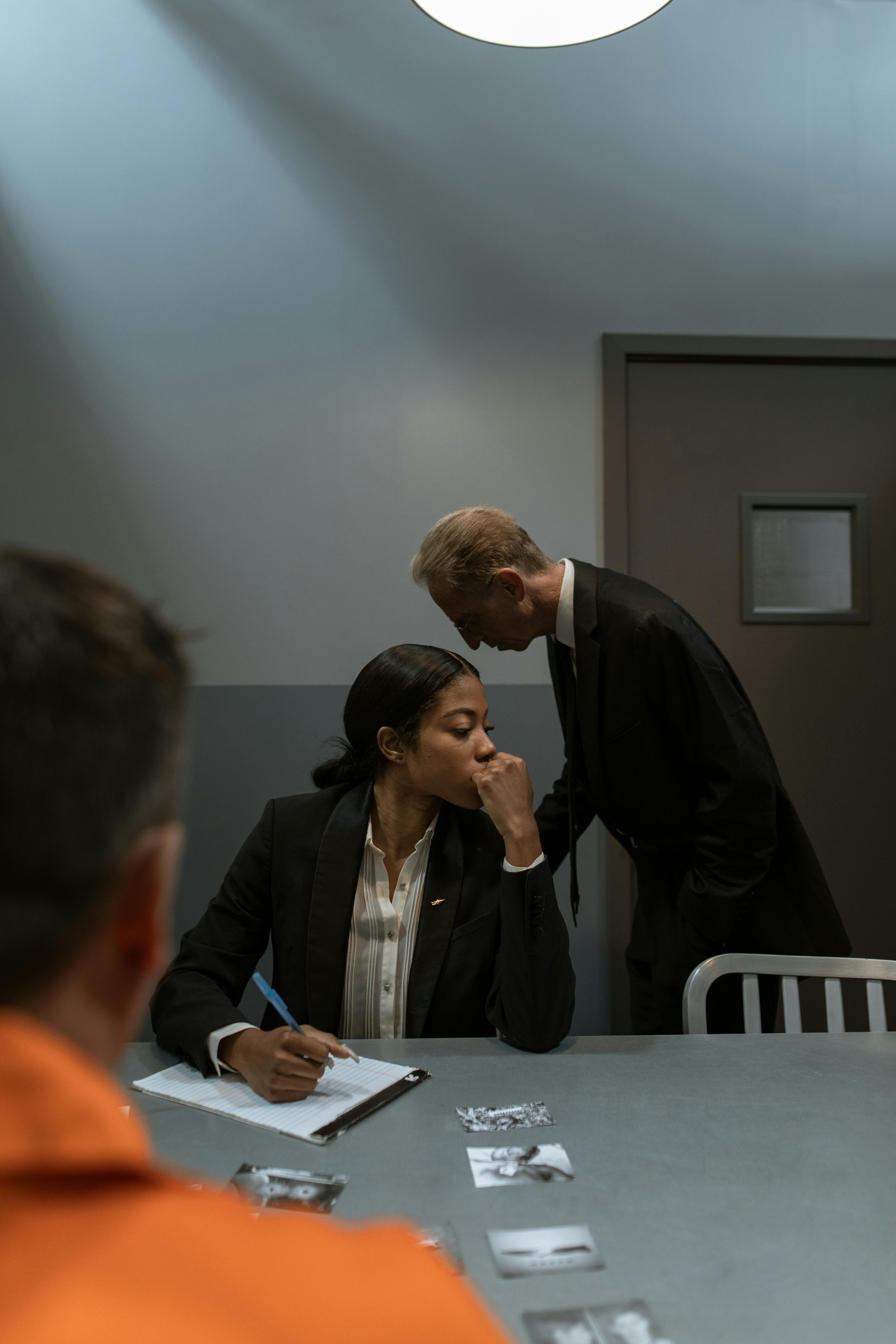 O femeie a mușcat un polițist în timpul unei misiuni! Detalii din dosar.