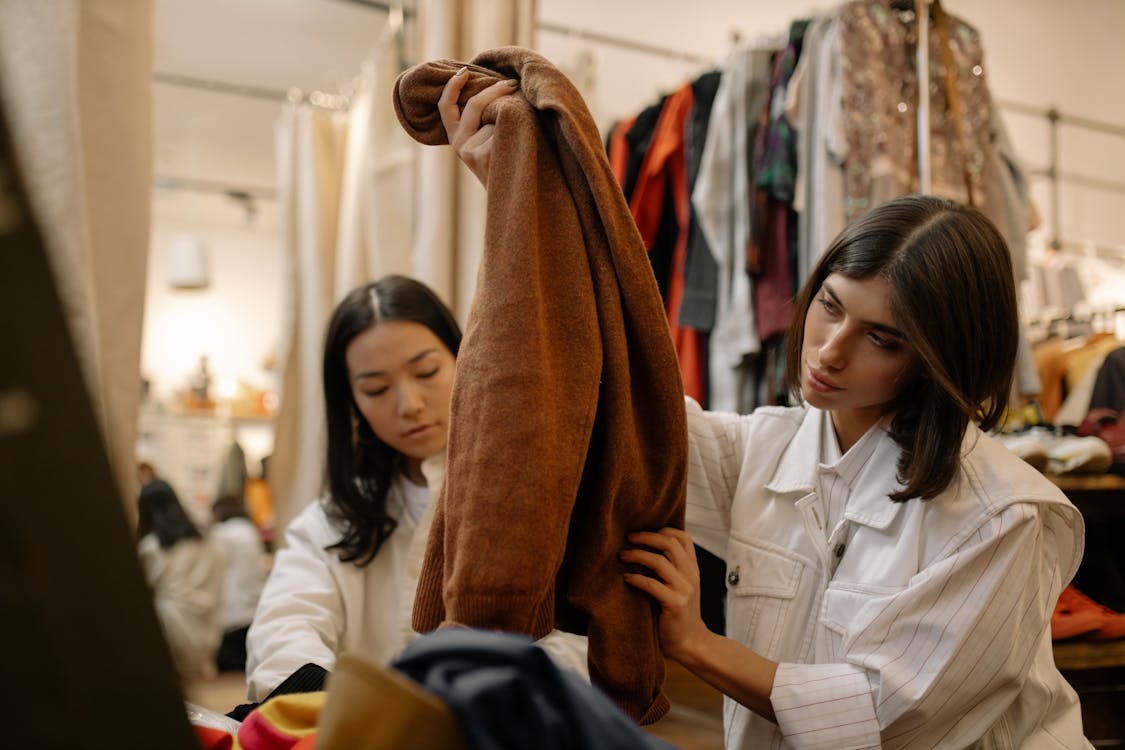 mujeres mirando ropa de segunda mano en tiendas de madrid esperando a que la compren