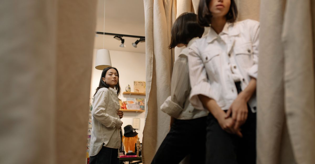 How Smart Mirrors Will Transform Future Phone Store Shopping