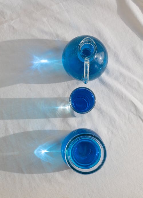 Посуда с голубой жидкостью, подготовленной для химического эксперимента в лаборатории
