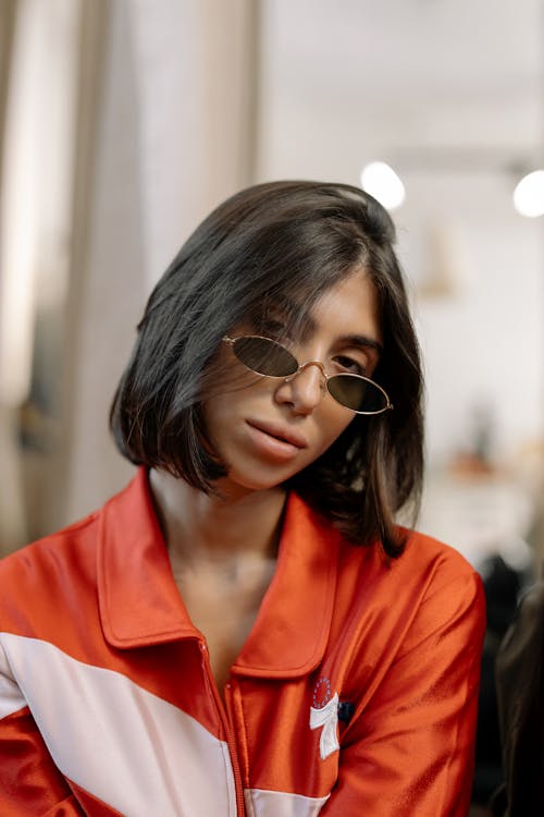 Mujer En Camisa De Botones Naranja Con Gafas De Sol Negras