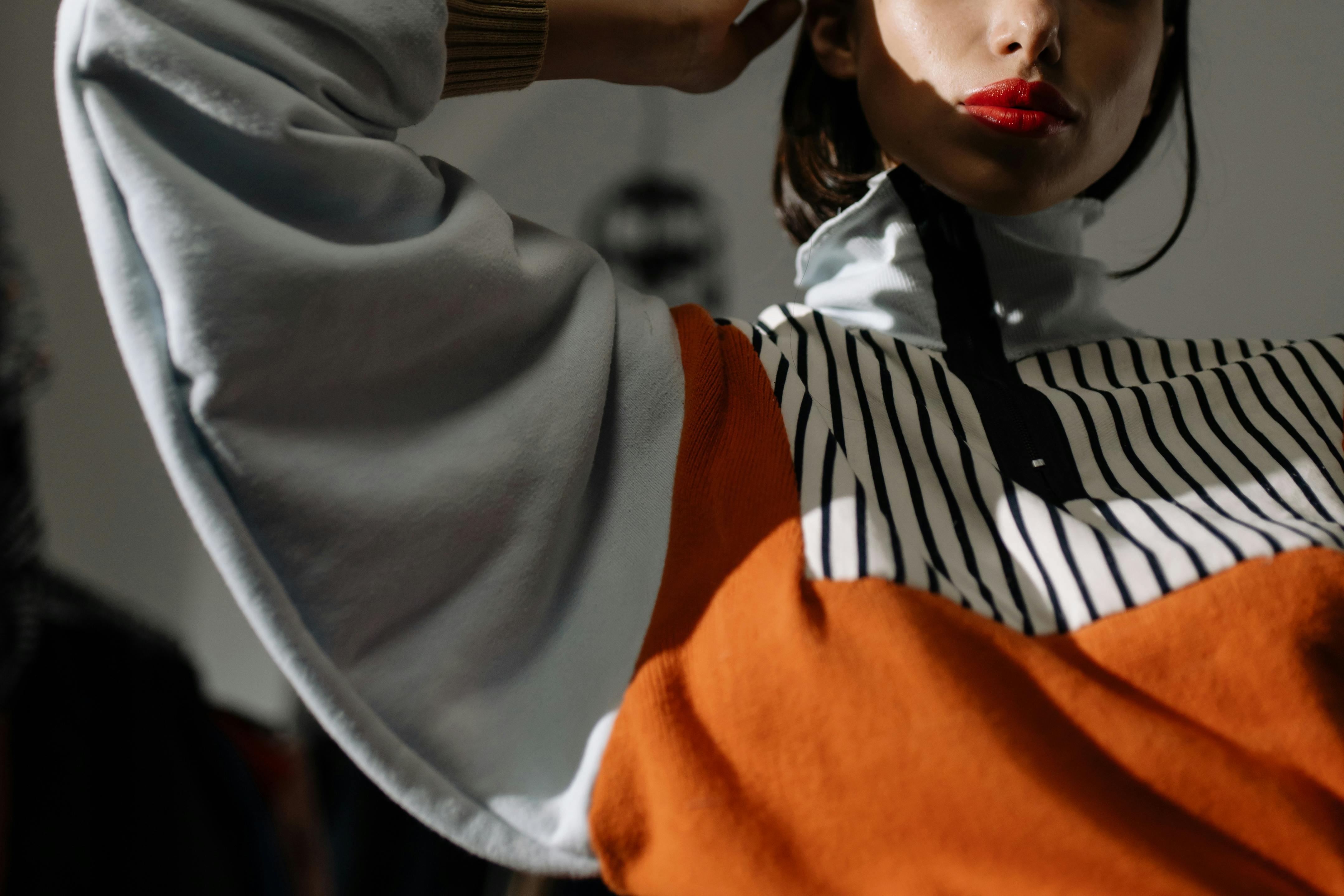 Kostenlos Frau In Weiß Und Orange Hoodie Stock-Foto