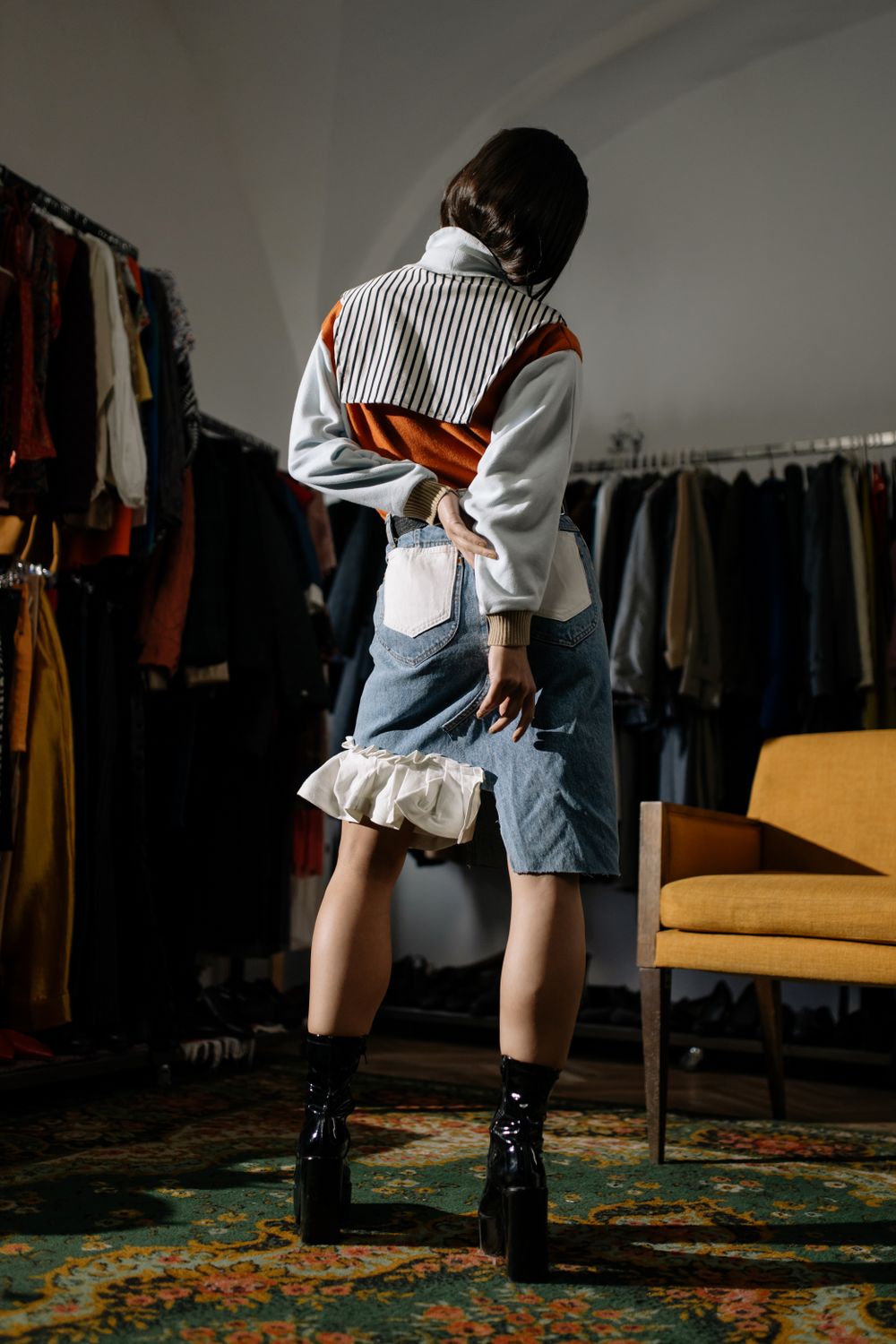 Jeansrock mit Stiefeln für kühle Tage
