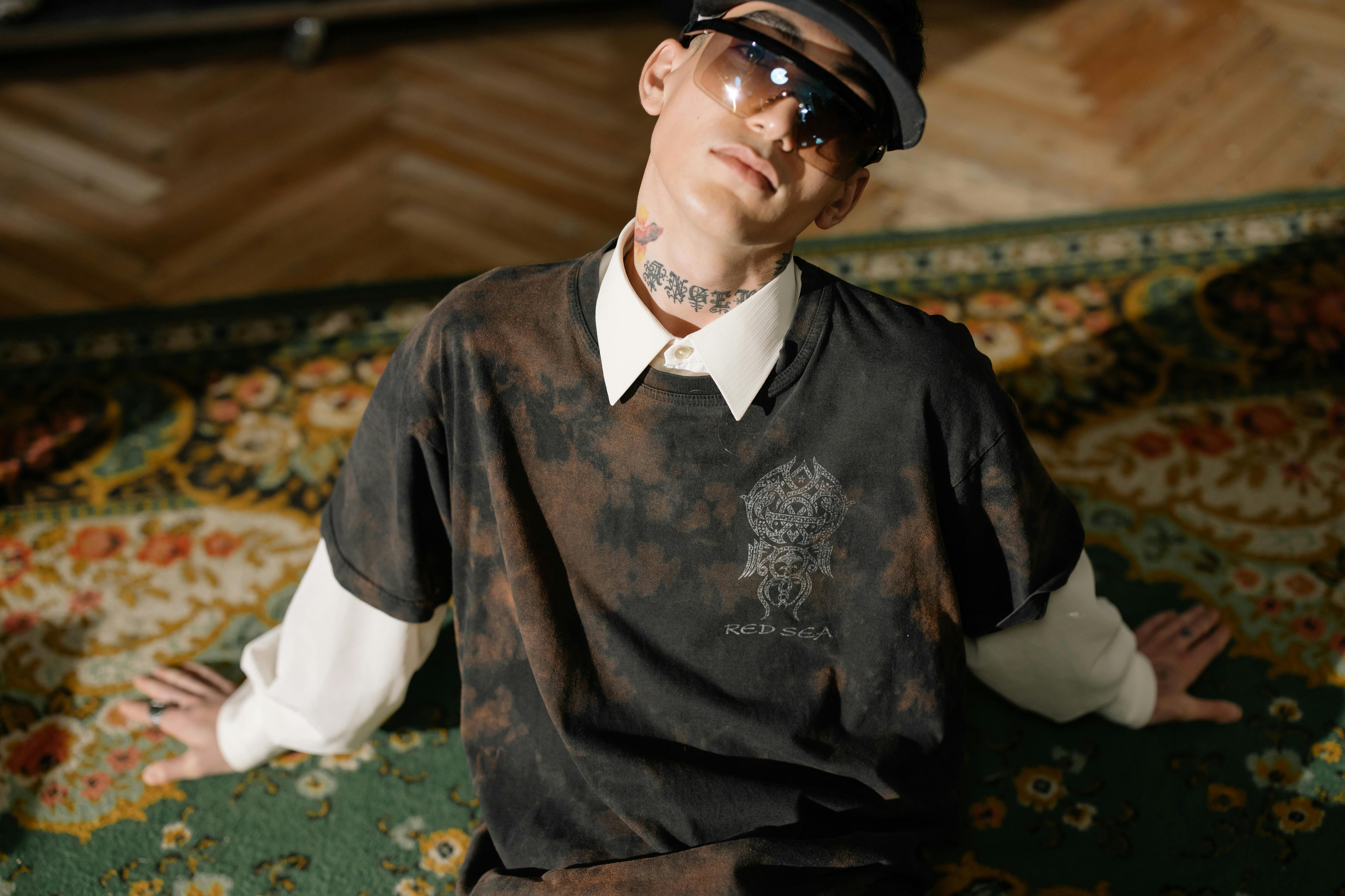 9. Kemeja Oversized dan Legging: Santai Tapi Tetap Stylish