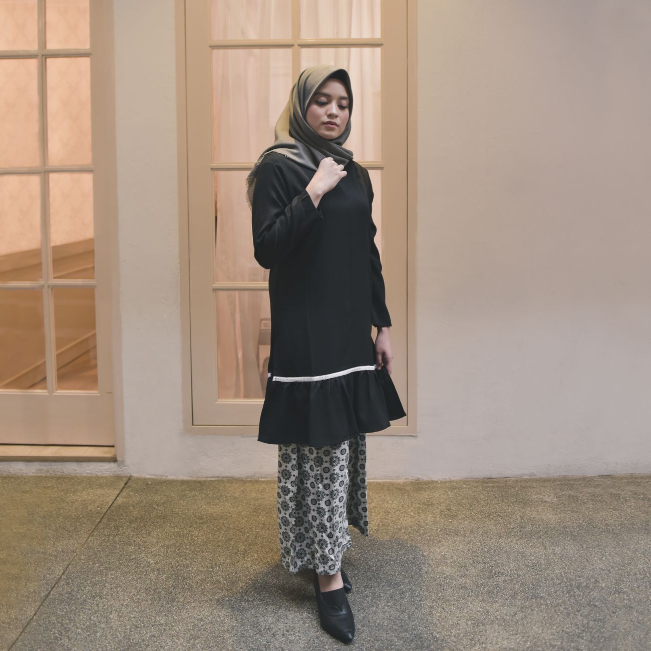 7 Rekomendasi Celana Kulot Wanita Kekinian & Nyaman (Update 2026) 1 Indonesian women wearing culottes