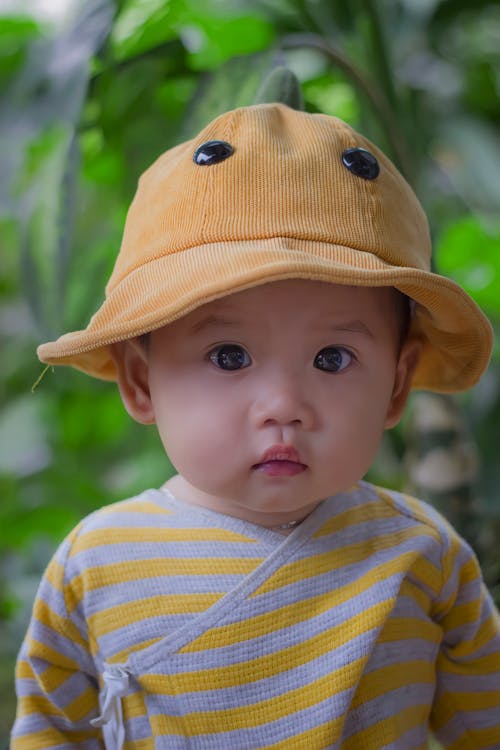 Gratis stockfoto met baby, geel, hoed Stockfoto