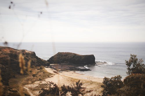 Darmowe zdjęcie z galerii z formacja skalna, nadmorski, plaża