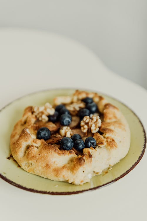 Pastelería Marrón Y Negra Sobre Plato De Cerámica Blanca