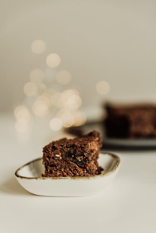 Free 흰색 세라믹 접시에 갈색과 검은 색 초콜릿 케이크 Stock Photo