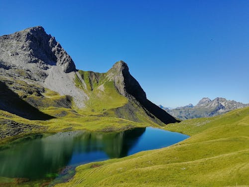 Δωρεάν στοκ φωτογραφιών με βουνά, καθαρός ουρανός, λίμνη