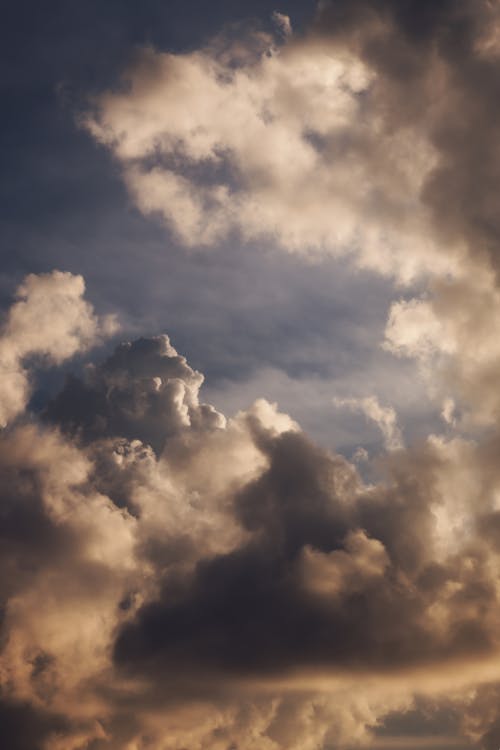 Free Gray Sky with White and Dark Clouds  Stock Photo