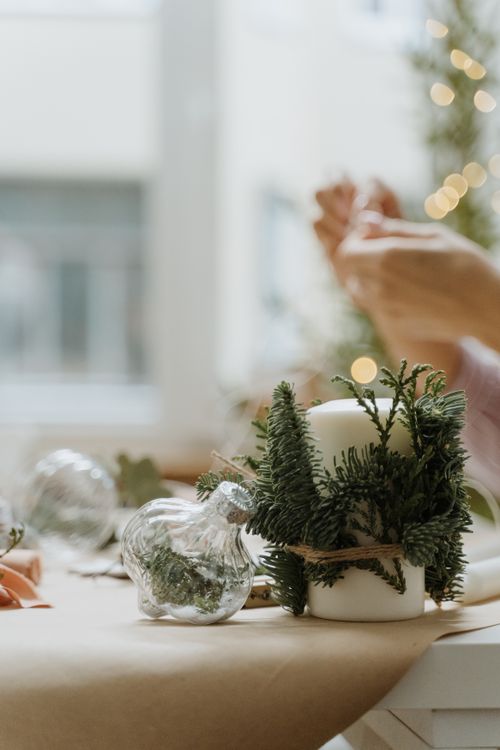 Free Close-up of a festive candle decorated with conifer twigs, perfect for Christmas ambiance. Stock Photo