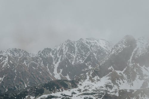 Δωρεάν στοκ φωτογραφιών με βουνό, γκρίζος ουρανός, κρύο Φωτογραφία από στοκ φωτογραφιών