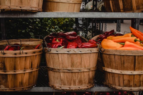 Pimientos Rojos Y Amarillos En Balde De Madera Marrón