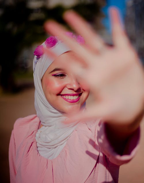 Gratis arkivbilde med dybdeskarphet, glad, hijab