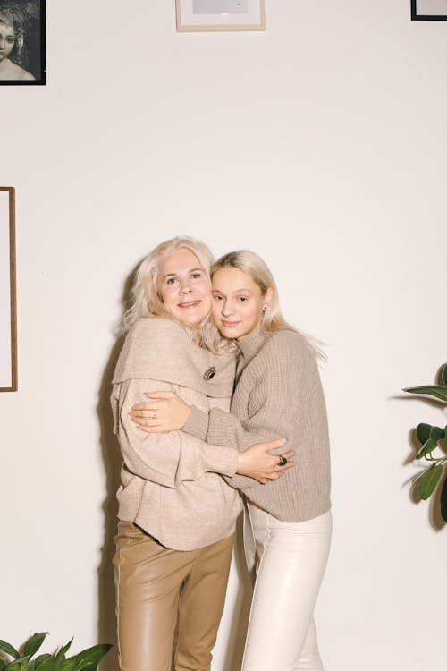Ingyenes stockfotó álló kép, anya és lánya, átkarolás témában