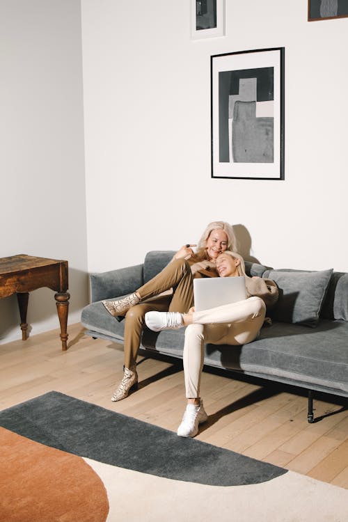 Бесплатное стоковое фото с блондинка, в помещении, взрослые